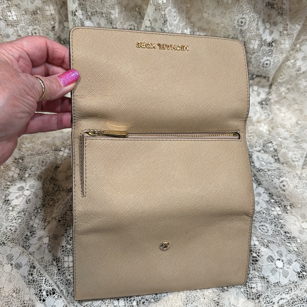 Michael Kors Jet Set Saffiano leather Trifold Beige Wallet with Gold Accents - Picture 4 of 13
